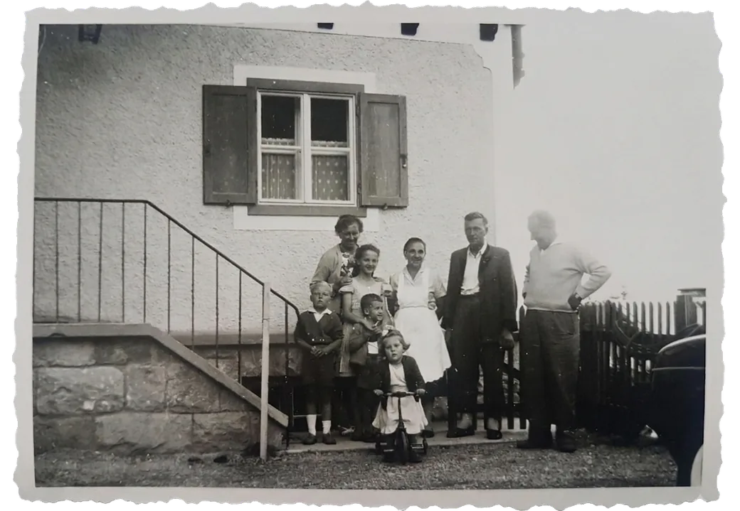 Berta und Mathias Kollinger mit Familie und Gästen vor dem Ferienhaus Kollinger in Kaprun, um 1959