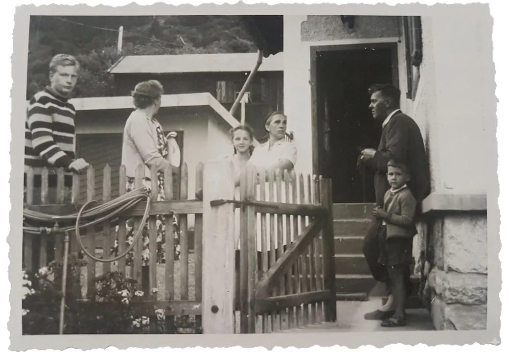 Gäste und Familie Kollinger am Gartenzaun vor dem Ferienhaus Kollinger in Kaprun, um 1959