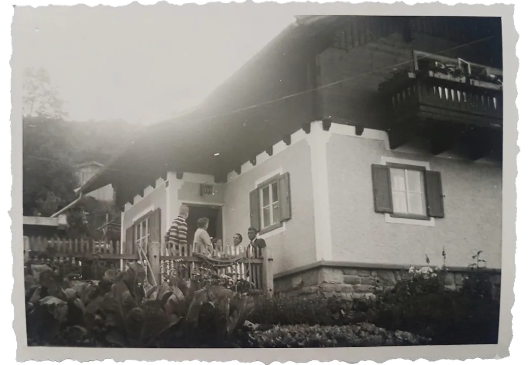 Ansicht des Ferienhaus Kollinger in Kaprun mit Gästen auf der Terrasse, um 1959